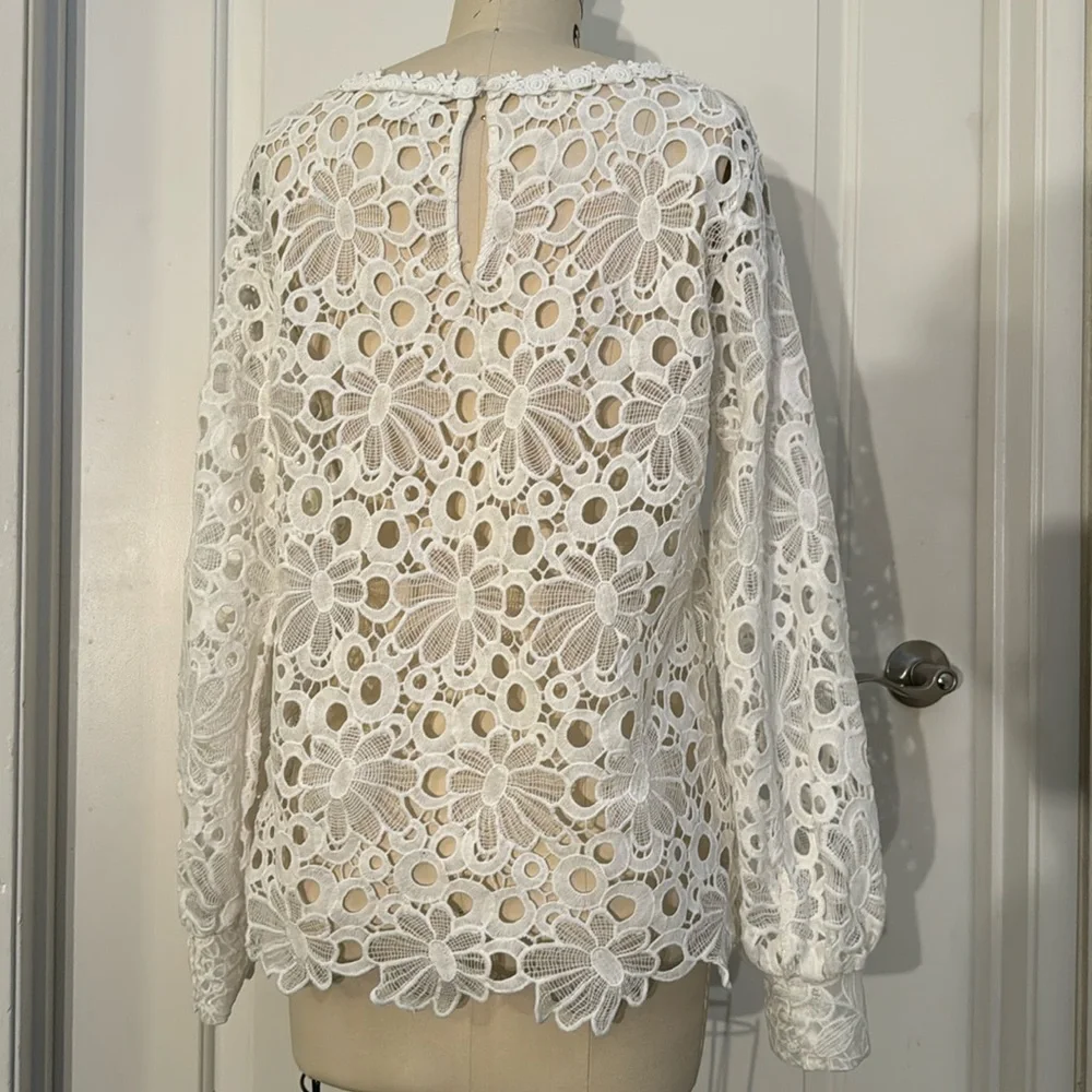 Crochet style top with embroidered floral design size Small Lace appliqué